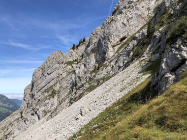 Wagital vadisi (Waegital) ve alp wagitalersee (Waegitalersee), Innerthal - Schwyz Kantonu, İsviçre üzerinde Mutteriberg dağı