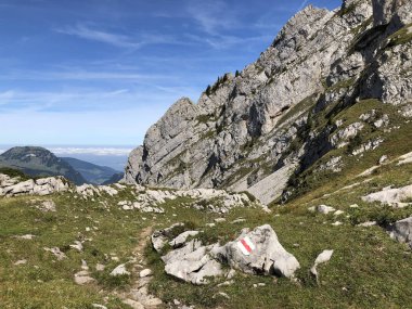 Wagital vadisi (Waegital) ve alp wagitalersee (Waegitalersee), Innerthal - Schwyz Kantonu, İsviçre üzerinde Mutteriberg dağı