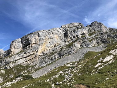 Wagital vadisi (Waegital) ve alp wagitalersee (Waegitalersee), Innerthal - Schwyz Kantonu, İsviçre üzerinde Mutteriberg dağı