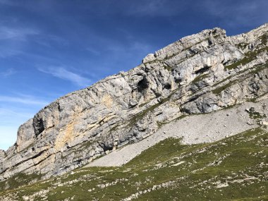 Wagital vadisi (Waegital) ve alp wagitalersee (Waegitalersee), Innerthal - Schwyz Kantonu, İsviçre üzerinde Mutteriberg dağı