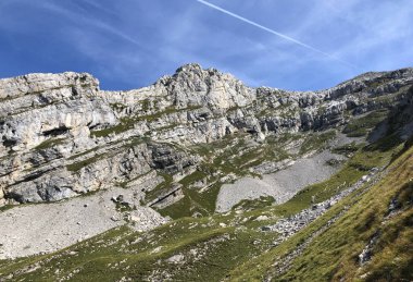 Wagital vadisi (Waegital) ve alp wagitalersee (Waegitalersee), Innerthal - Schwyz Kantonu, İsviçre üzerinde Mutteriberg dağı