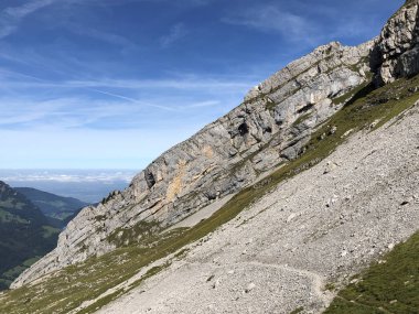 Wagital vadisi (Waegital) ve alp wagitalersee (Waegitalersee), Innerthal - Schwyz Kantonu, İsviçre üzerinde Mutteriberg dağı