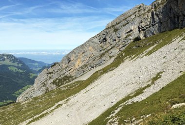 Wagital vadisi (Waegital) ve alp wagitalersee (Waegitalersee), Innerthal - Schwyz Kantonu, İsviçre üzerinde Mutteriberg dağı
