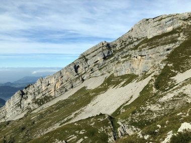 Wagital vadisi (Waegital) ve alp wagitalersee (Waegitalersee), Innerthal - Schwyz Kantonu, İsviçre üzerinde Mutteriberg dağı