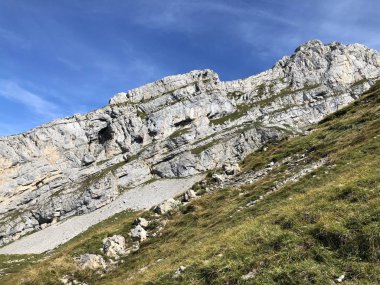 Wagital vadisi (Waegital) ve alp wagitalersee (Waegitalersee), Innerthal - Schwyz Kantonu, İsviçre üzerinde Mutteriberg dağı