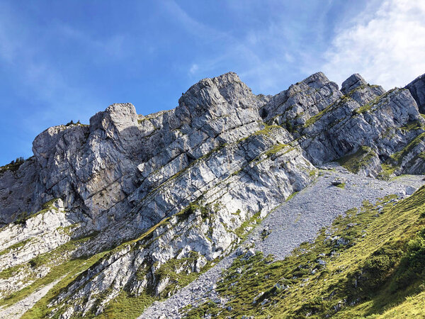 Фельцбергская гора над Вагиналом (Waegital) и озером Ваггерзе (Waegersee), Фельцталь - кантон Фельц, Швейцария
