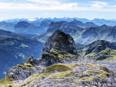 Wagital vadisi (Waegital) ve alp Wagitalersee Gölü (Waegitalersee), Innerthal üzerinde Rund Chopf dağ - Schwyz Kandon, İsviçre