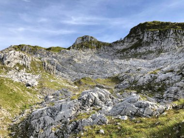 Schwalbenchopf (Schwalbenchoepf) Wagital vadisi (Waegital) ve alp gölü Wagitalersee (Waegitalersee), Innerthal - Schwyz Kantonu, İsviçre üzerinde dağ