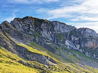 Wagital vadisi (Waegital) ve alp wagitalersee (Waegitalersee), Innerthal - Schwyz Kantonu, İsviçre üzerinde Wannenstock dağ