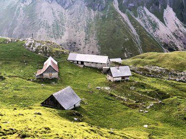 Wagital vadisinde geleneksel mimari ve çiftlik evi (Waegital) ve alp wagitalersee Gölü (Waegitalersee), Innerthal - Schwyz Kantonu, İsviçre