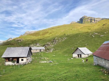 Wagital vadisinde geleneksel mimari ve çiftlik evi (Waegital) ve alp wagitalersee Gölü (Waegitalersee), Innerthal - Schwyz Kantonu, İsviçre