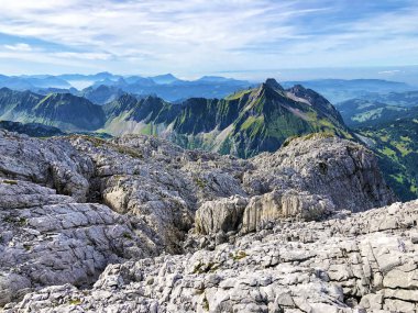 Alp vadileri Klontal (Kloental) ve Wagital (Waegital), Innerthal arasında yer alan Mutteristock zirvesinden Panorama - Schwyz Kantonu, İsviçre