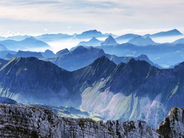 Alp vadileri Klontal (Kloental) ve Wagital (Waegital), Innerthal arasında yer alan Mutteristock zirvesinden Panorama - Schwyz Kantonu, İsviçre