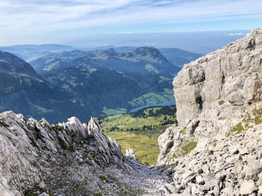 Alp vadileri Klontal (Kloental) ve Wagital (Waegital), Innerthal arasında yer alan Mutteristock zirvesinden Panorama - Schwyz Kantonu, İsviçre