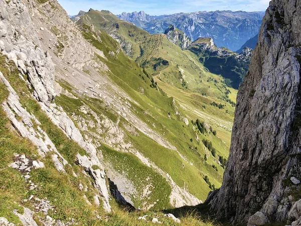 Dolina Górska Klontal Kloental Poniżej Góry Glarnisch Glaernisch Jezioro Klontalersee — Zdjęcie stockowe