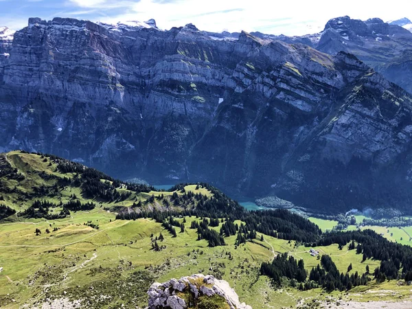 Vale Alpino Klontal Kloental Abaixo Montanha Glarnisch Glaernisch Pelo Lago — Fotografia de Stock