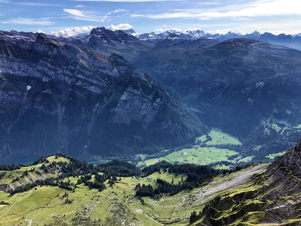 Vale Alpino Klontal Kloental Abaixo Montanha Glarnisch Glaernisch Pelo Lago — Fotografia de Stock