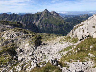 Taşlar ve Glarus Alpleri dağ masif kayalar ve Glarnerland turistik bölgesinde, Innerthal - Schwyz Kton, İsviçre