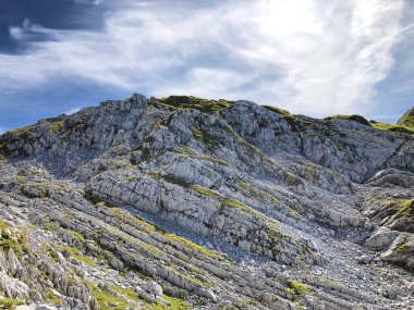 Taşlar ve Glarus Alpleri dağ masif kayalar ve Glarnerland turistik bölgesinde, Innerthal - Schwyz Kton, İsviçre