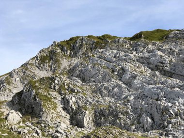 Taşlar ve Glarus Alpleri dağ masif kayalar ve Glarnerland turistik bölgesinde, Innerthal - Schwyz Kton, İsviçre