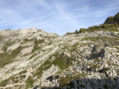 Taşlar ve Glarus Alpleri dağ masif kayalar ve Glarnerland turistik bölgesinde, Innerthal - Schwyz Kton, İsviçre