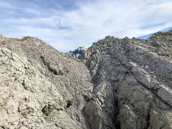 格拉鲁斯阿尔卑斯山山脉的石头和岩石 在格拉纳兰旅游区 内塔尔 施维茨州 — 图库照片