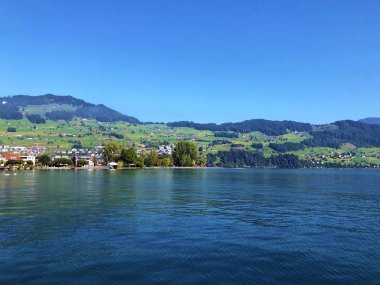 Buochs yerleşiminde Lucerne Gölü veya Vierwaldstaetersee Gölü (Vierwaldstattersee) görünümü - Nidwalden Kantonu, İsviçre