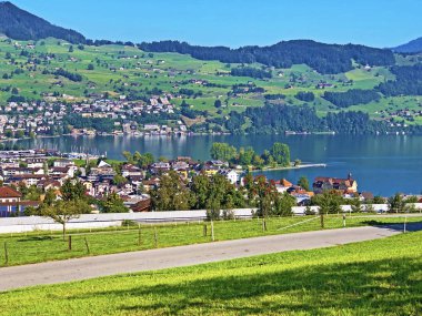 Lucerne Gölü veya Vierwaldstaetersee Gölü (Vierwaldstattersee) kıyılarında ve Buochserhorn dağının altında Buochs yerleşim - Nidwalden Kanton, İsviçre