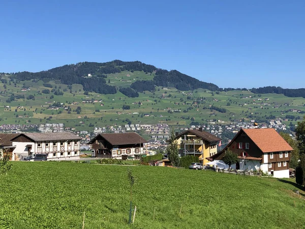 Traditional Architecture Farmhouses Slopes Swiss Alps Lake Lucerne Vierwaldstaetersee Lake — Stock Photo, Image