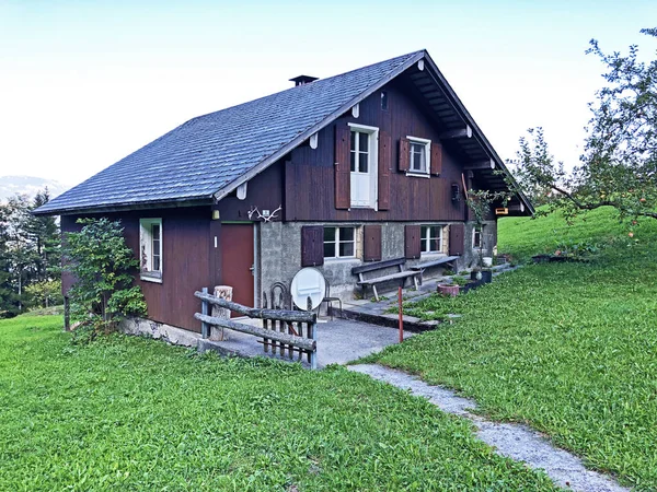 Hagyományos Építészet Parasztházak Svájci Alpok Lejtőin Luzerni Vagy Vierwaldstaetersee Vierwaldstattersee — Stock Fotó
