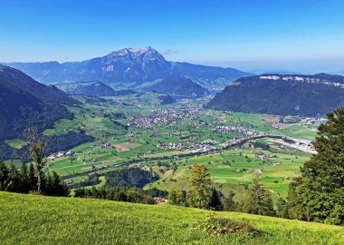 Engelberger Aa nehri ve Lucerne Gölü veya Vierwaldstaetersee Gölü (Vierwaldstattersee), Buochs - Nidwalden Kantonu, İsviçre tarafından Engelbergertal Alp vadisi