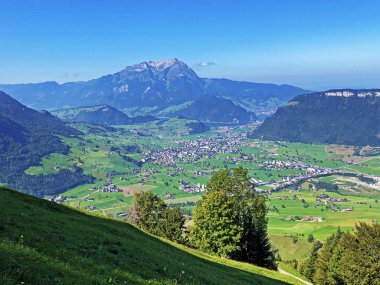 Engelberger Aa nehri ve Lucerne Gölü veya Vierwaldstaetersee Gölü (Vierwaldstattersee), Buochs - Nidwalden Kantonu, İsviçre tarafından Engelbergertal Alp vadisi