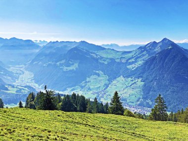Engelberger Aa nehri ve Lucerne Gölü veya Vierwaldstaetersee Gölü (Vierwaldstattersee), Buochs - Nidwalden Kantonu, İsviçre tarafından Engelbergertal Alp vadisi
