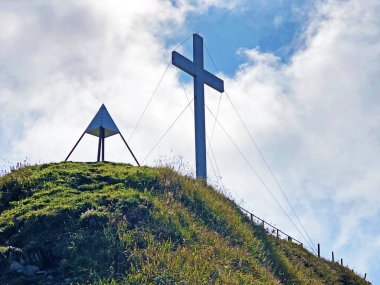 Lucerne Gölü veya Vierwaldstaetersee Gölü (Vierwaldstattersee veya Vierwaldsttersee), Buochs - Nidwalden Kantonu, İsviçre üzerinde Çimenli dağ zirvesi Buochserhorn