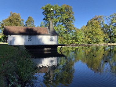 Buebenweier veya Buebenweiher göleti (Üç Pont dinlenme alanı veya Das Naherholungsgebiet Drei Weihern), Drei Weieren - St. Gallen, İsviçre