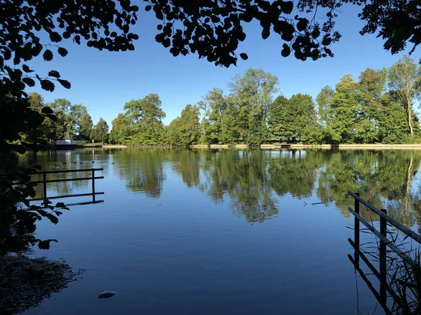 Buebenweier veya Buebenweiher göleti (Üç Pont dinlenme alanı veya Das Naherholungsgebiet Drei Weihern), Drei Weieren - St. Gallen, İsviçre