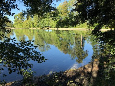 Buebenweier veya Buebenweiher göleti (Üç Pont dinlenme alanı veya Das Naherholungsgebiet Drei Weihern), Drei Weieren - St. Gallen, İsviçre