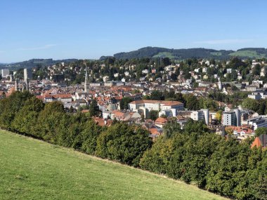 Şehrin Üç Gölet dinlenme alanından görünüşü - St. Gallen, İsviçre