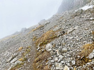Pilatus 'un yamaçlarında ve dağın eteğindeki dağlık vadilerde yürüyüş, yürüyüş, spor ve dinlenme yolları, Alpnach - Obwalden Kantonu, İsviçre (Schweiz)