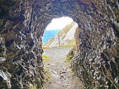 Pilatus 'un yamaçlarında ve dağın eteğindeki dağlık vadilerde yürüyüş, yürüyüş, spor ve dinlenme yolları, Alpnach - Obwalden Kantonu, İsviçre (Schweiz)