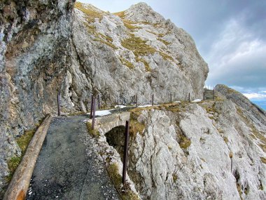 Pilatus 'un yamaçlarında ve dağın eteğindeki dağlık vadilerde yürüyüş, yürüyüş, spor ve dinlenme yolları, Alpnach - Obwalden Kantonu, İsviçre (Schweiz)