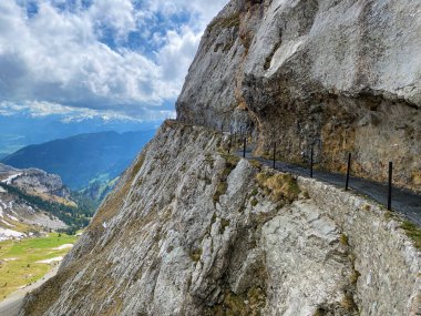 Pilatus 'un yamaçlarında ve dağın eteğindeki dağlık vadilerde yürüyüş, yürüyüş, spor ve dinlenme yolları, Alpnach - Obwalden Kantonu, İsviçre (Schweiz)