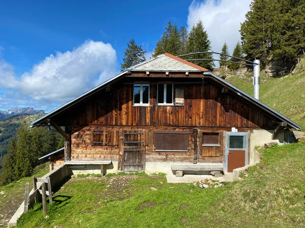 ピラタス山塊の斜面にある伝統的な農村建築と家族の家畜農場 アルパチ スイス オブヴァルデン州 スイス のカントン — ストック写真