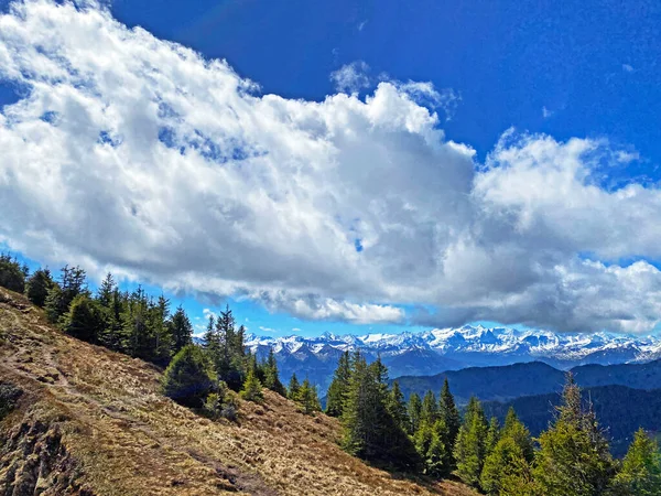 美丽的云彩笼罩着比拉塔斯山脉和瑞士奥瓦尔登州阿尔卑斯山区 康顿奥瓦尔登 施韦兹 — 图库照片