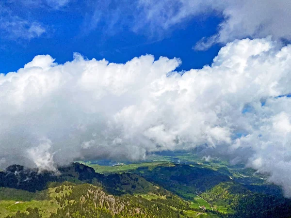 Piękne Chmury Nad Pasmem Górskim Pilatus Alpach Emmentalnych Alpnach Kanton — Zdjęcie stockowe