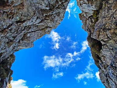 İsviçre 'nin Pilatus ve Alpnach dağlarındaki Widderfeld tepesinin altındaki kayada ve İsviçre' nin Obwalden Kantonu 'nda (Kanton Obwalden, Schweiz)