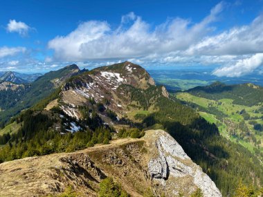 Alp zirvesi Gnepfstein Mittagguepfi veya İsviçre 'nin Pilatus sıradağlarındaki Mittaggupfi ve Emmental Alpler, Alpnach - İsviçre' nin Obwalden Kantonu (Schweiz)