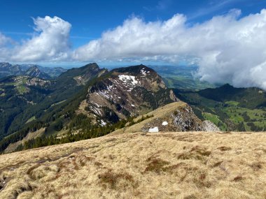 Alp zirvesi Gnepfstein Mittagguepfi veya İsviçre 'nin Pilatus sıradağlarındaki Mittaggupfi ve Emmental Alpler, Alpnach - İsviçre' nin Obwalden Kantonu (Schweiz)
