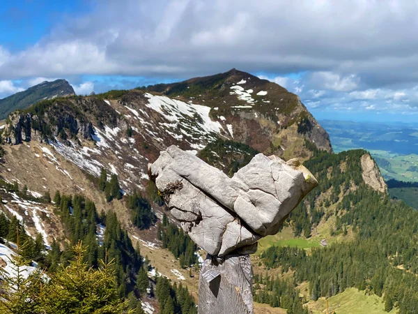 Naturalny Kamień Kształcie Serca Szwajcarskim Paśmie Górskim Pilatus Alpach Emmentalnych — Zdjęcie stockowe