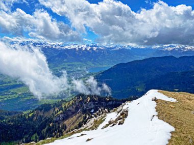 Pilatus dağ sırasının yamaçlarında kalan son kış ve kar kalıntılarıyla Alpnach - Obwalden Kantonu, İsviçre (Schweiz)